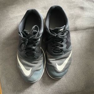 Women’s 9.5 Nike black sneakers tennis shoes